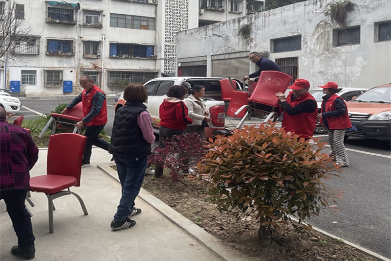 我為群眾辦實事||黨建引領送溫暖，愛心座椅進社區(qū)